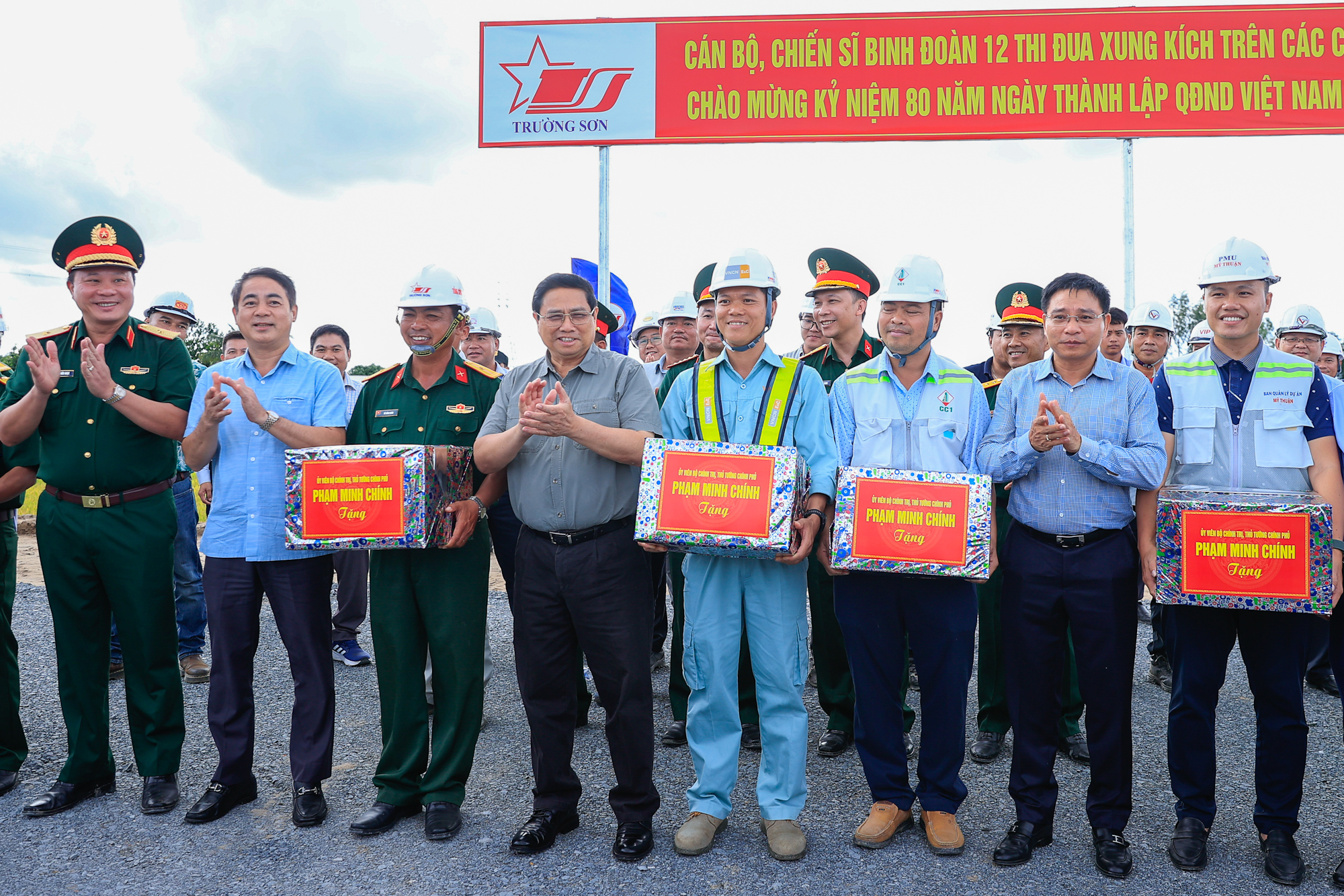 Thủ tướng Phạm Minh Ch&iacute;nh tiếp tục băng đồng kiểm tra dự &aacute;n cao tốc ở miền T&acirc;y- Ảnh 3.