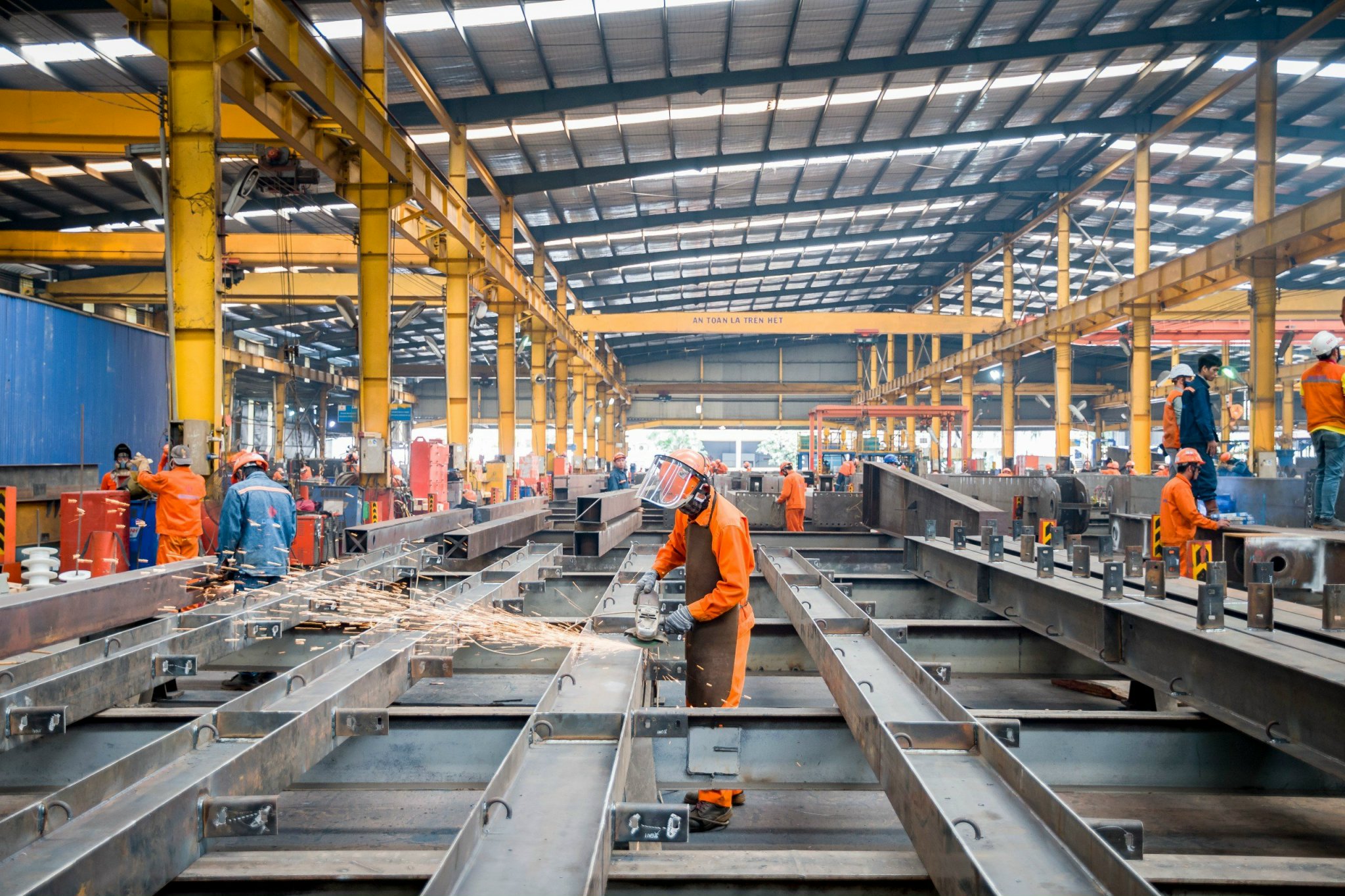 Nhiều ng&agrave;nh c&ocirc;ng nghiệp trọng điểm TP HCM cần  lượng lớn lao động- Ảnh 1.