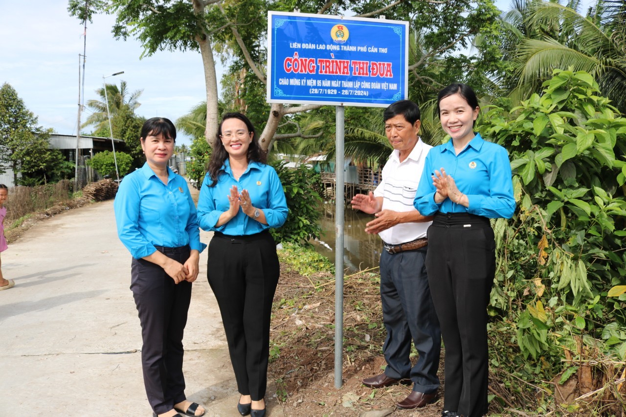 Vừa làm đường, vừa tặng nhà- Ảnh 1.