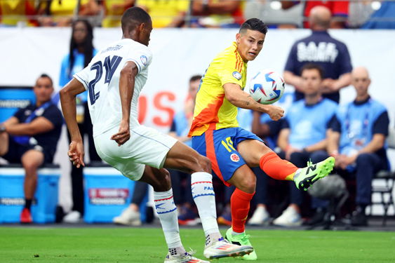 Ở tuổi 33, James Rodriguez (phải) vẫn là linh hồn trong các pha tấn công, dàn xếp đá phạt của Colombia Ảnh: REUTERS