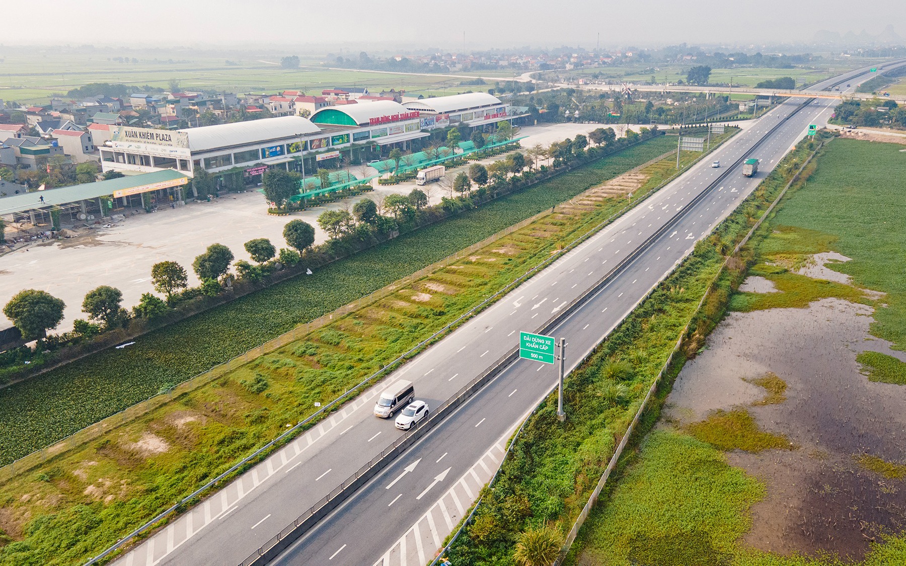 Gấp rút xây trạm dừng trên đường cao tốc