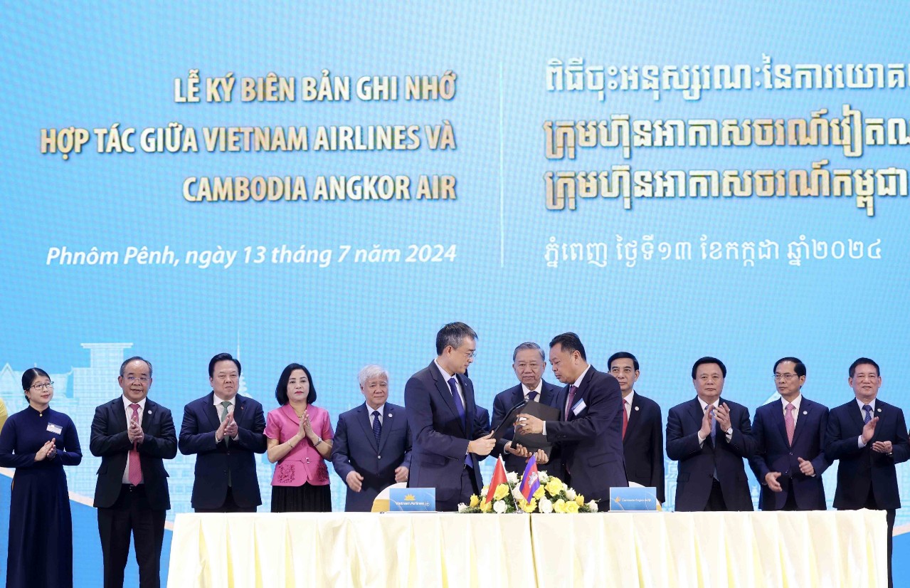 Lễ ký biên bản ghi nhớ hợp tác giữa Vietnam Airlines và Cambodia Angkor Air