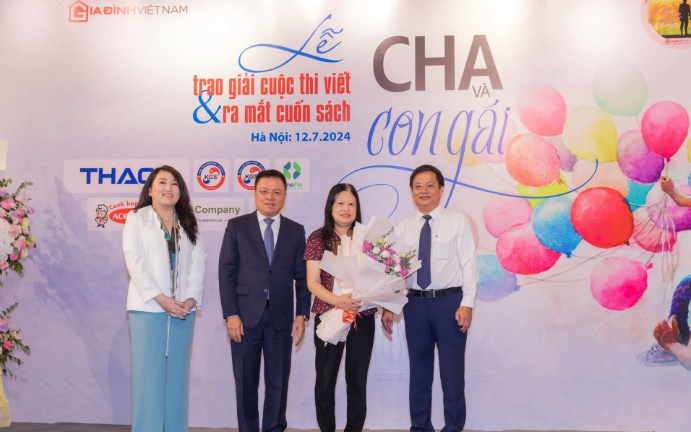 Trao giải cuộc thi viết "Cha và con gái"