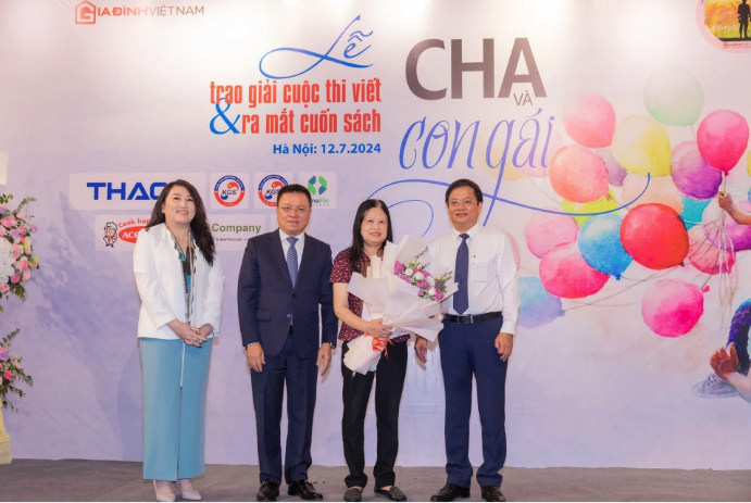Trao giải cuộc thi viết "Cha và con gái"- Ảnh 1.