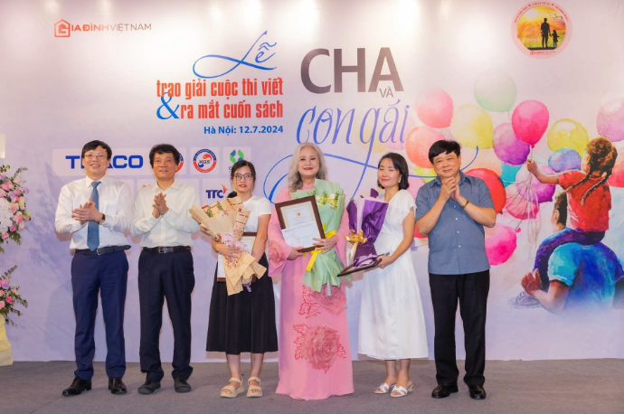 Trao giải cuộc thi viết "Cha và con gái"- Ảnh 4.