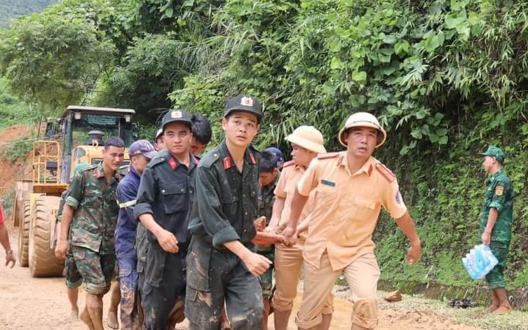 Vụ sạt lở đất vùi lấp xe khách ở Hà Giang: Số tử vong tăng lên 11 người