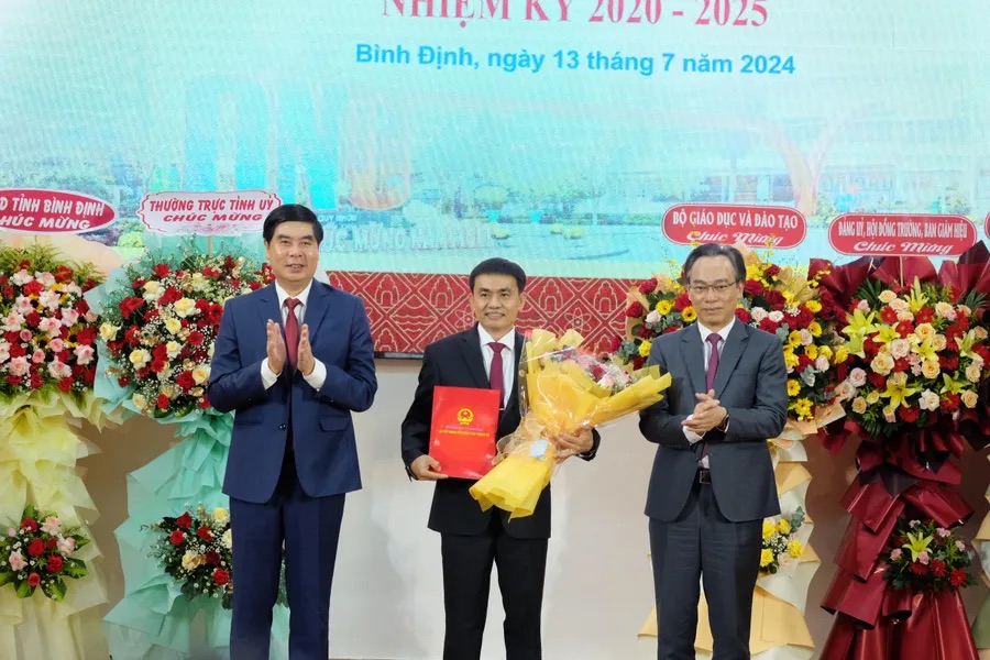 C&ocirc;ng bố quyết định c&ocirc;ng nhận t&acirc;n Hiệu trưởng Trường ĐH Quy Nhơn- Ảnh 3.