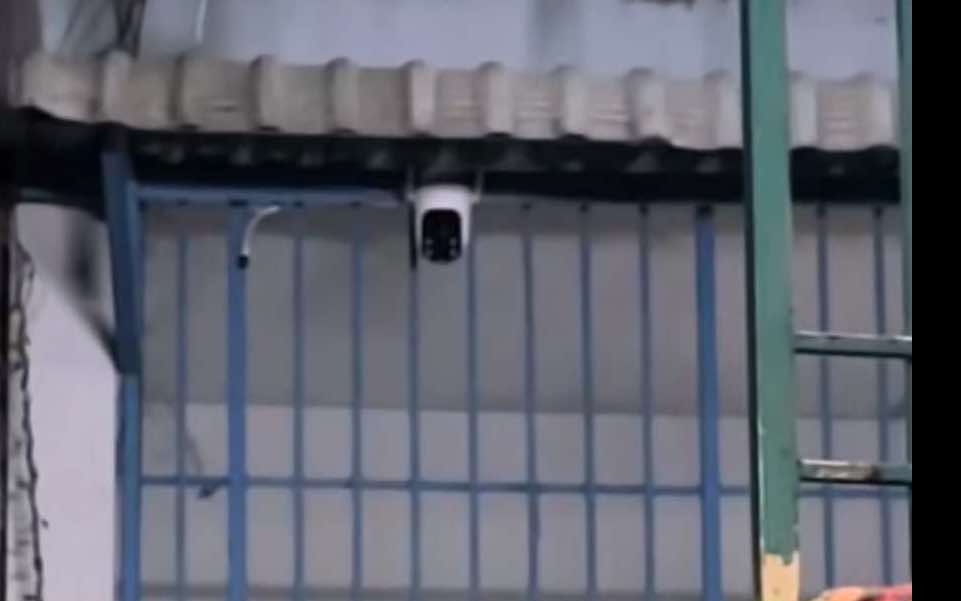 Lắp camera chỉa thẳng vào nhà hàng xóm có phạm luật?
