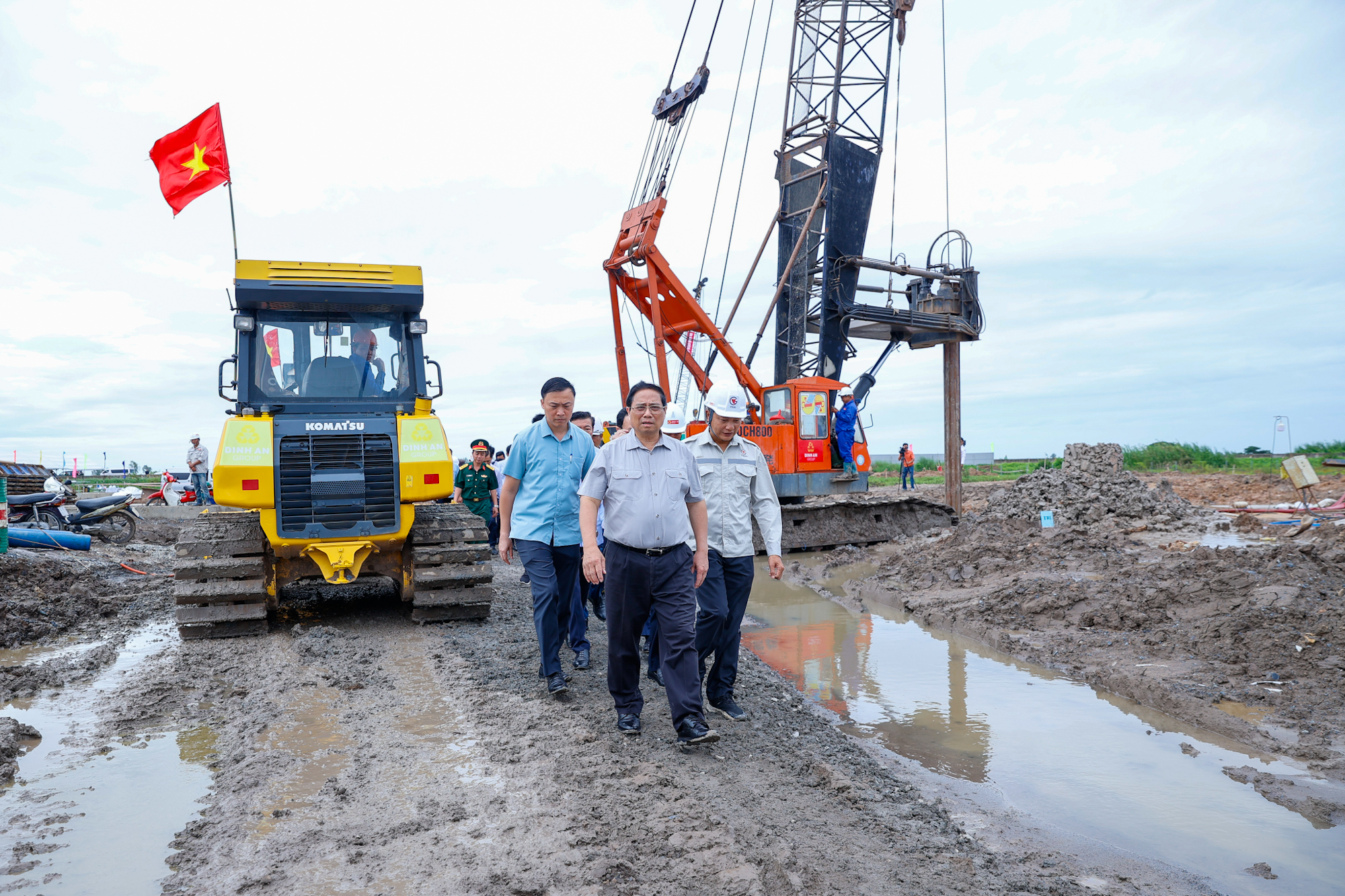 Thủ tướng Phạm Minh Ch&iacute;nh tiếp tục băng đồng kiểm tra dự &aacute;n cao tốc ở miền T&acirc;y- Ảnh 1.
