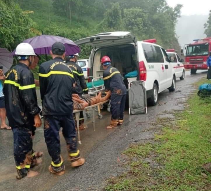 Hiện trường vụ sạt lở đất v&ugrave;i xe kh&aacute;ch l&agrave;m 8 người tử vong- Ảnh 6.