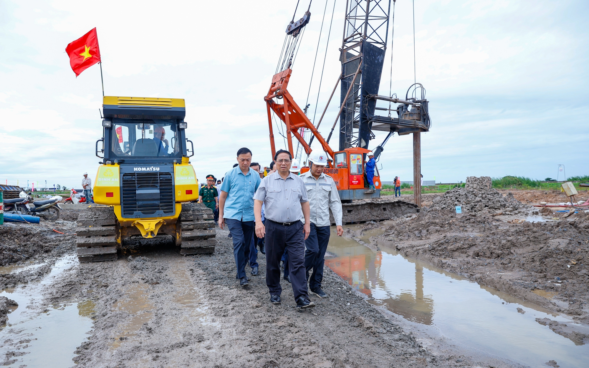 Thủ tướng Phạm Minh Chính tiếp tục băng đồng kiểm tra dự án cao tốc ở miền Tây
