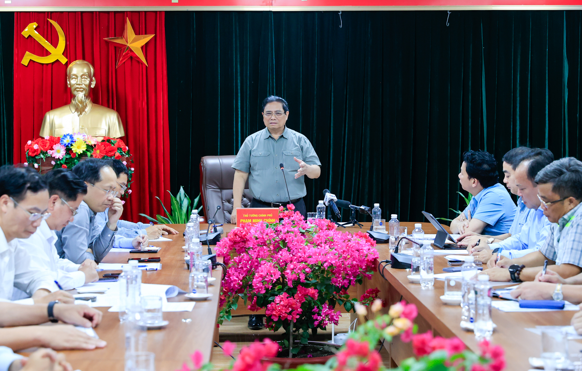 Thủ tướng Phạm Minh Ch&iacute;nh tiếp tục băng đồng kiểm tra dự &aacute;n cao tốc ở miền T&acirc;y- Ảnh 4.