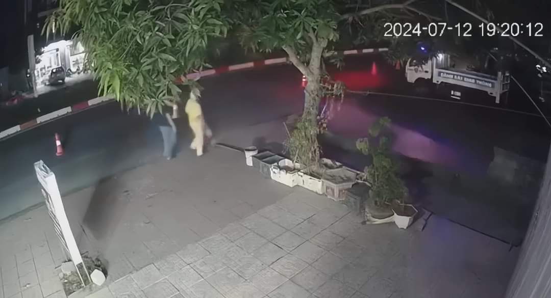 Cảnh sát giao thông bị xe tông tại khu vực chốt kiểm tra nồng độ cồn - Ảnh 1.