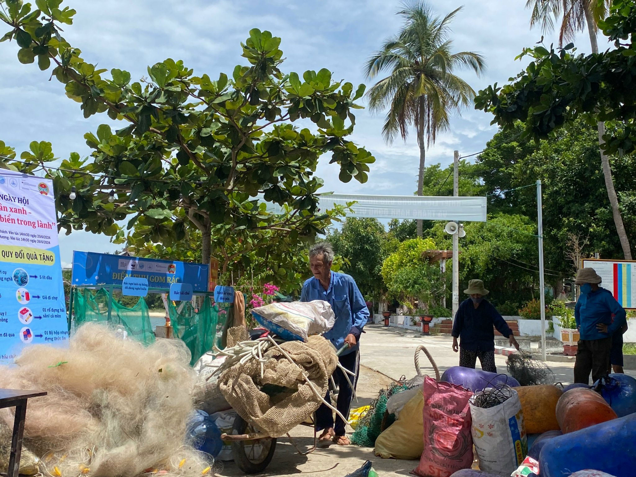 Ngư d&acirc;n đảo C&ugrave; Lao Ch&agrave;m (x&atilde; T&acirc;n Hiệp, TP Hội An, tỉnh Quảng Nam) đổi r&aacute;c thải nhựa lấy qu&agrave;, chung tay bảo vệ m&ocirc;i trường biển