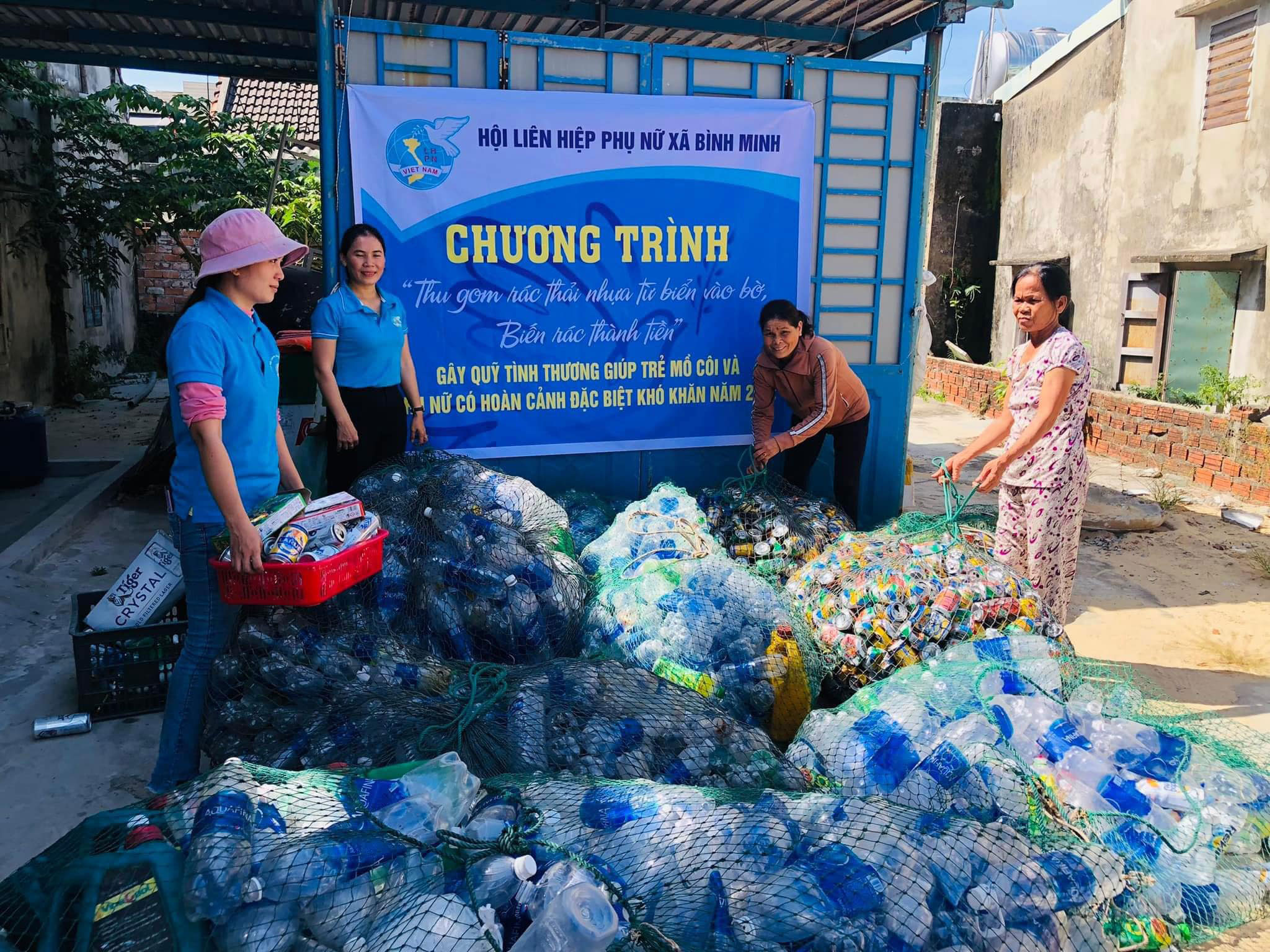 Hội Phụ nữ x&atilde; B&igrave;nh Minh, huyện Thăng B&igrave;nh, tỉnh Quảng Nam thực hiện chương tr&igrave;nh thu gom r&aacute;c thải nhựa từ biển, biến r&aacute;c th&agrave;nh tiền để g&acirc;y quỹ gi&uacute;p đỡ trẻ em mồ c&ocirc;i v&agrave; phụ nữ c&oacute; ho&agrave;n cảnh kh&oacute; khăn