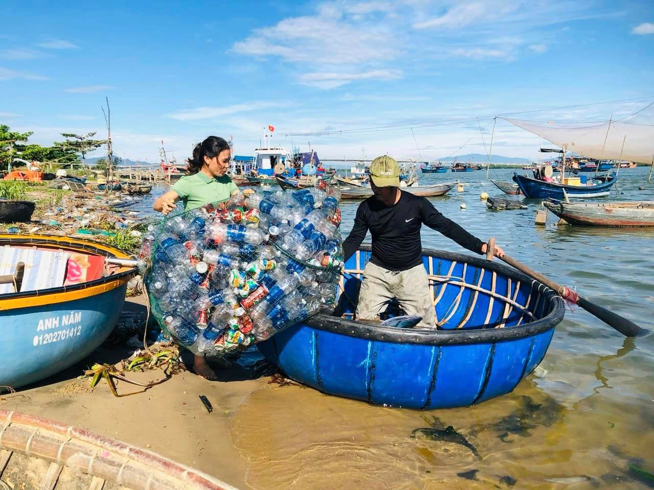 Ngư d&acirc;n đảo C&ugrave; Lao Ch&agrave;m (x&atilde; T&acirc;n Hiệp, TP Hội An, tỉnh Quảng Nam) đổi r&aacute;c thải nhựa lấy qu&agrave;, chung tay bảo vệ m&ocirc;i trường biển