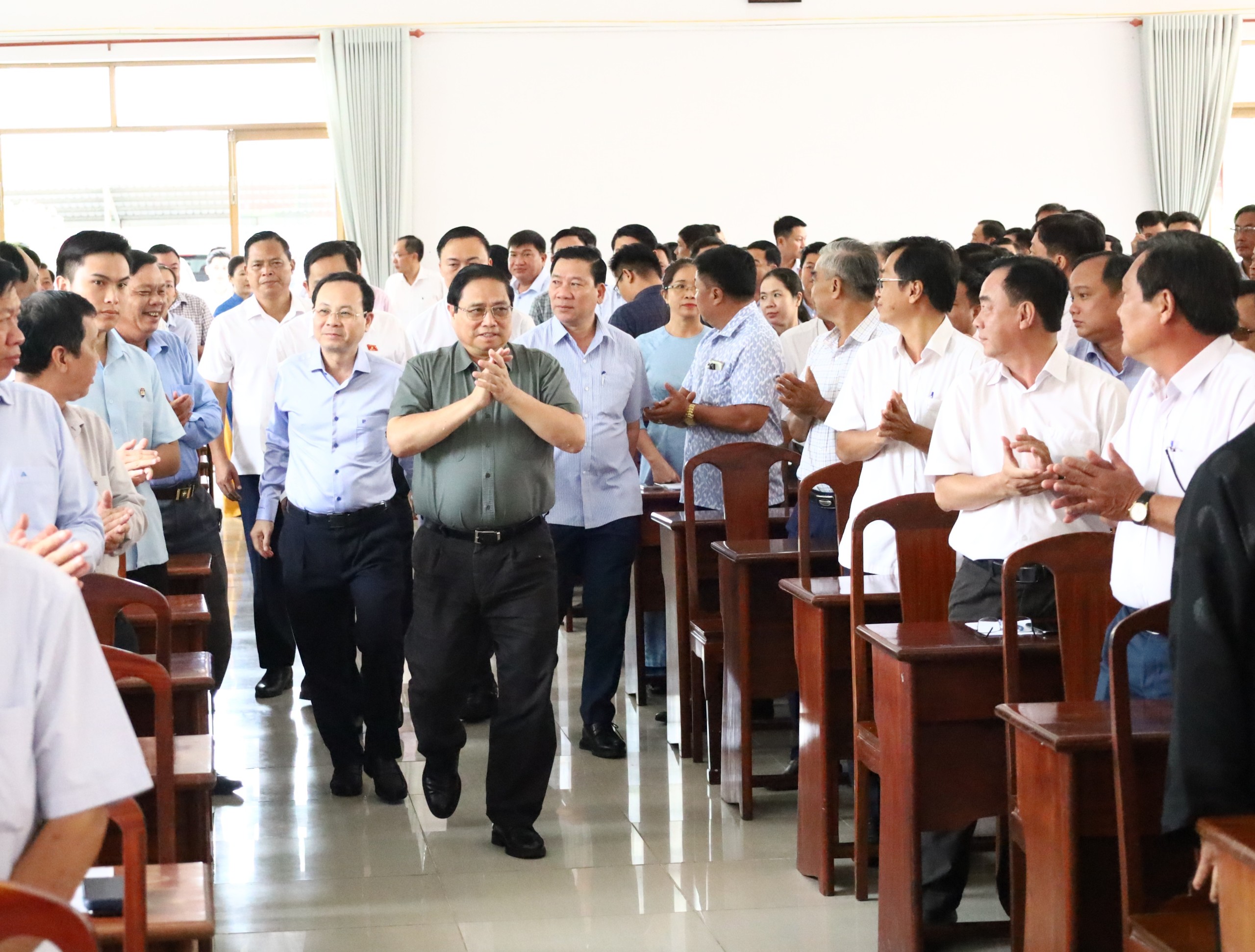 Thủ tướng Phạm Minh Ch&iacute;nh trả lời "n&oacute;ng" nhiều &yacute; kiến của cử tri Cần Thơ- Ảnh 1.