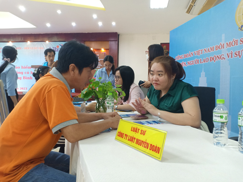 Công nhân Công ty TNHH Sản xuất hàng tiêu dùng Bình Tiên được các luật sư tư vấn về chính sách BHXH. Ảnh: THANH NGA