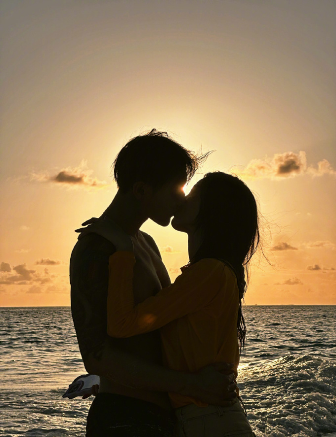 Soái ca và mỹ nữ yêu đương, dân mạng "ném đá"- Ảnh 1.
