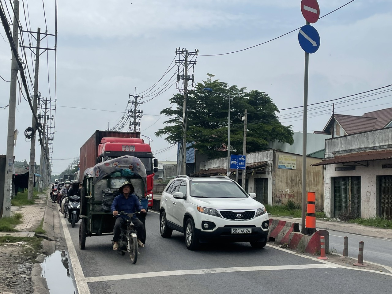 Chuẩn bị cấm xe tải 2 "tuyến đường đen" ở huyện H&oacute;c M&ocirc;n- Ảnh 1.
