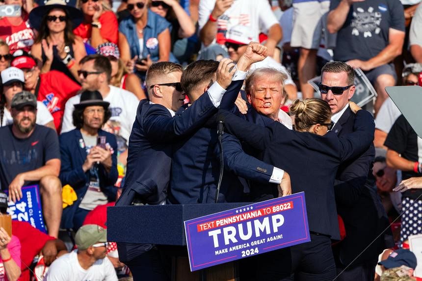 Được mật vụ Mỹ b&aacute;m s&aacute;t g&oacute;t, v&igrave; sao &ocirc;ng Trump vẫn tr&uacute;ng đạn?- Ảnh 1.