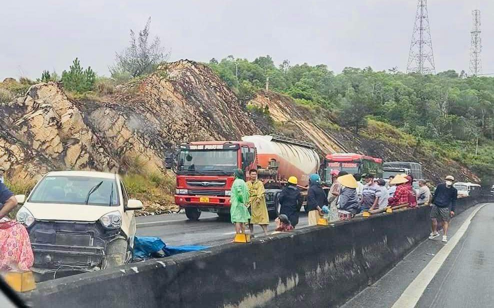 Ô tô va chạm người đi bộ trên đèo, 1 người tử vong