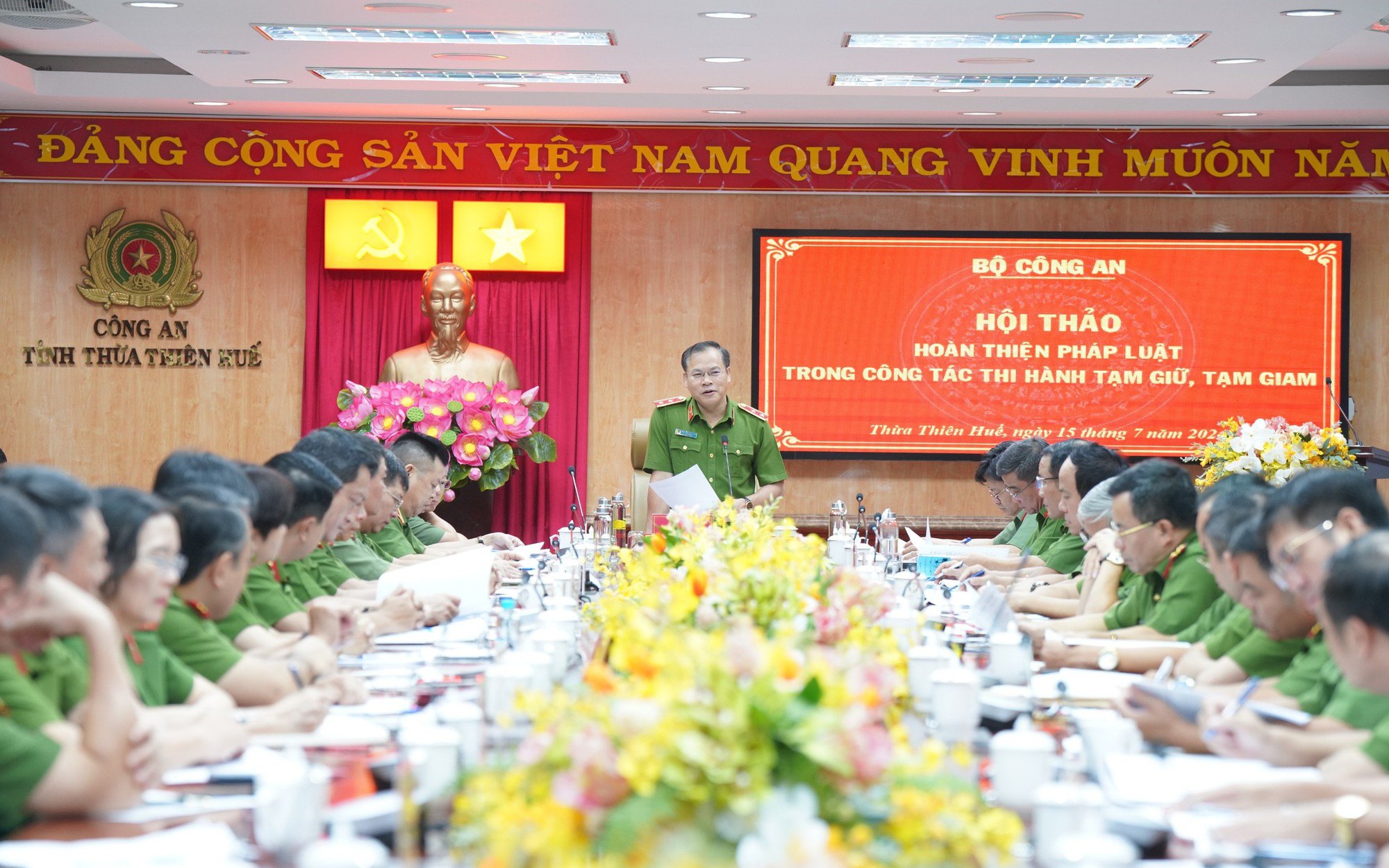 Các nhà tạm giữ xây dựng từ lâu, thường xuyên quá tải