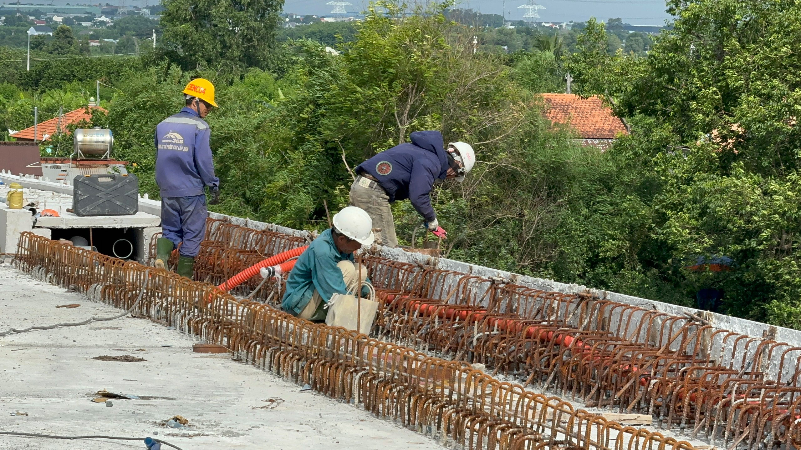 C&ocirc;ng nh&acirc;n thi c&ocirc;ng cầu Bạch Đằng nối 2 tỉnh B&igrave;nh Dương v&agrave; Đồng Nai Ảnh: THANH THẢO