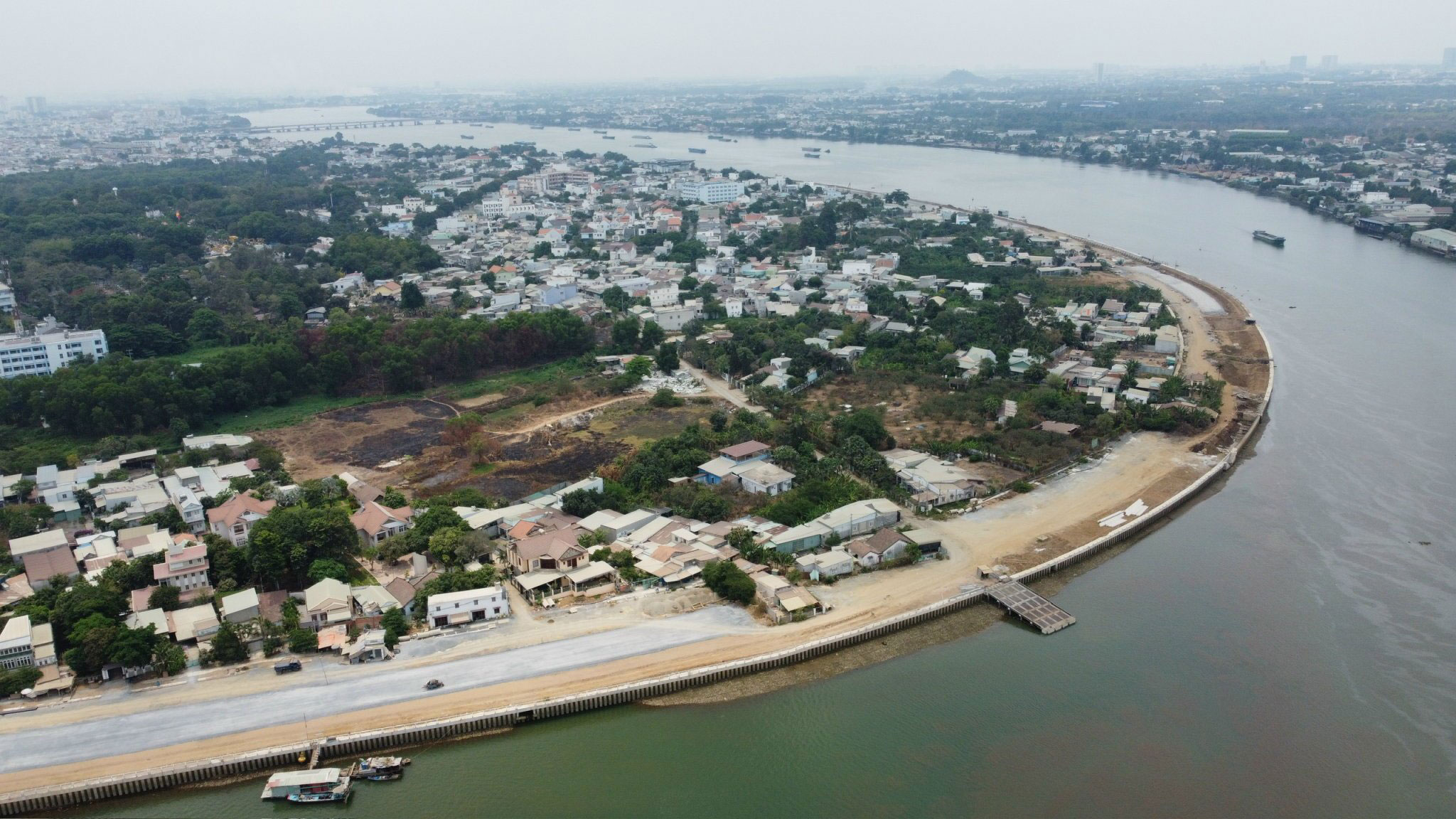 Một đoạn dự &aacute;n k&egrave; v&agrave; đường ven s&ocirc;ng Đồng Nai đi qua phường Bửu Long, TP Bi&ecirc;n H&ograve;a, tỉnh Đồng Nai bị chậm tiến độ do vướng mắc mặt bằng Ảnh: NGUYỄN TUẤN