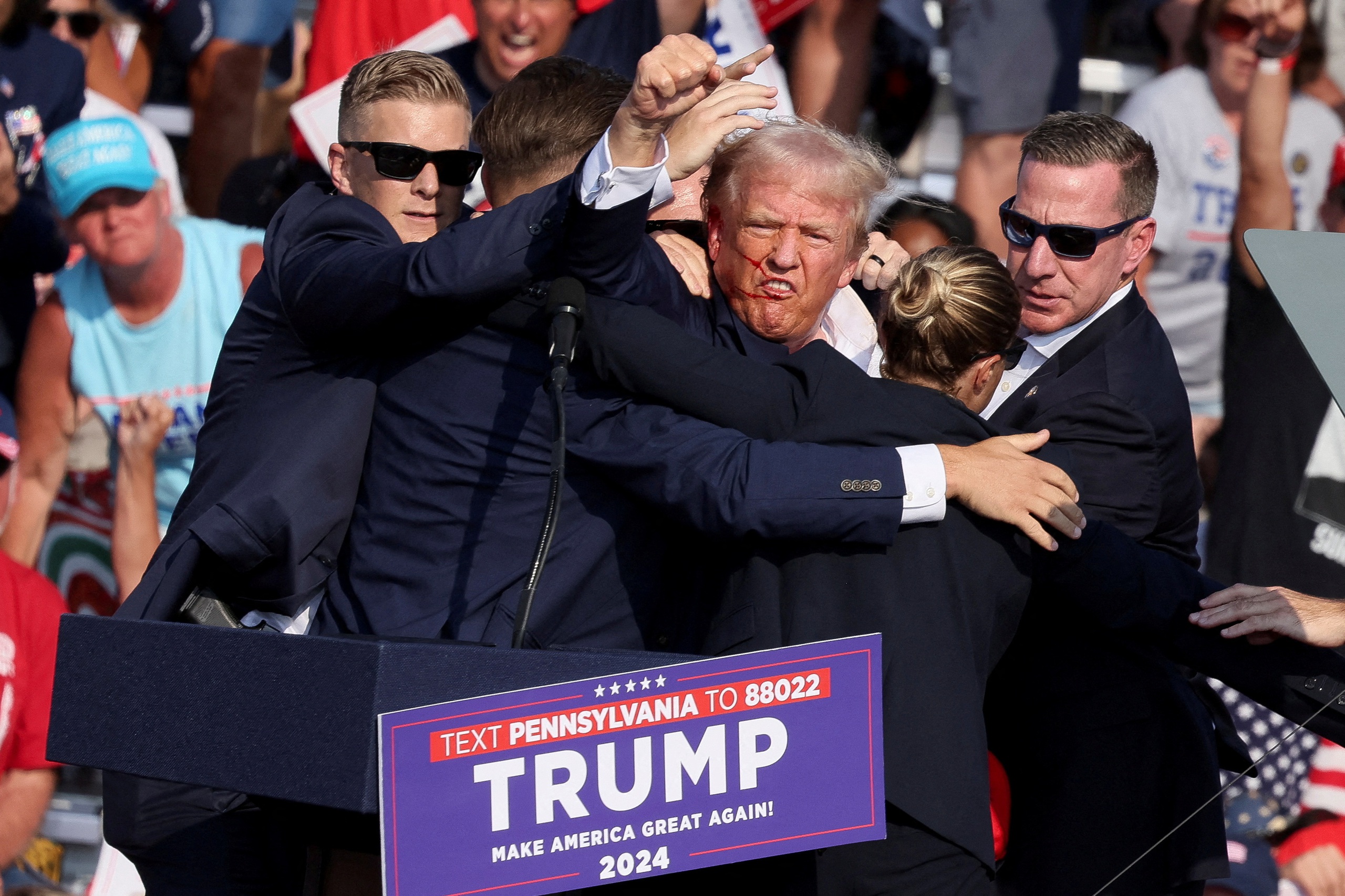 &Ocirc;ng Trump xuất hiện sau vụ mưu s&aacute;t, tuy&ecirc;n bố cứng rắn- Ảnh 2.