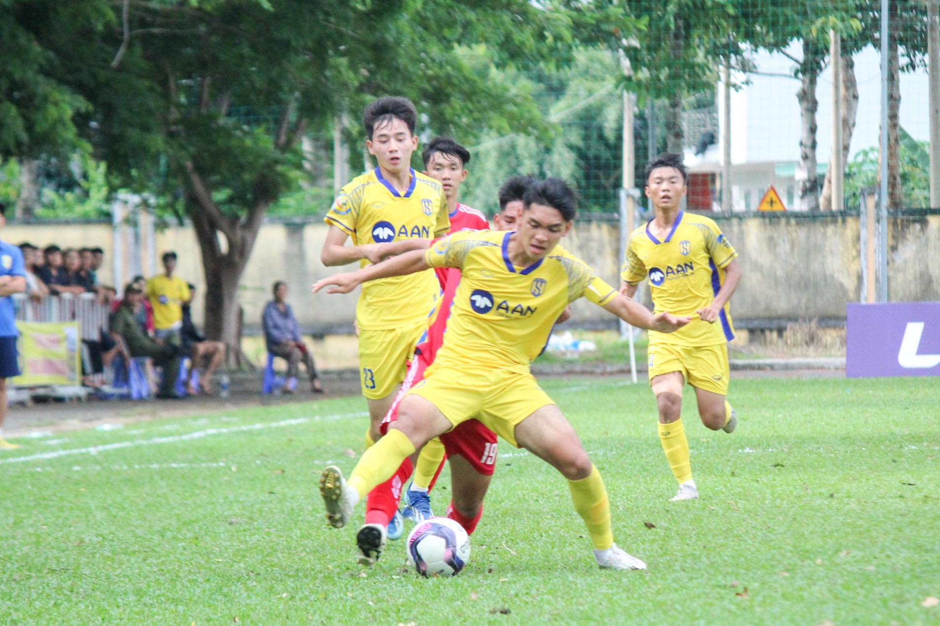 U17 Quốc gia: SLNA bất ngờ gi&agrave;nh v&eacute; v&agrave;o tứ kết- Ảnh 1.