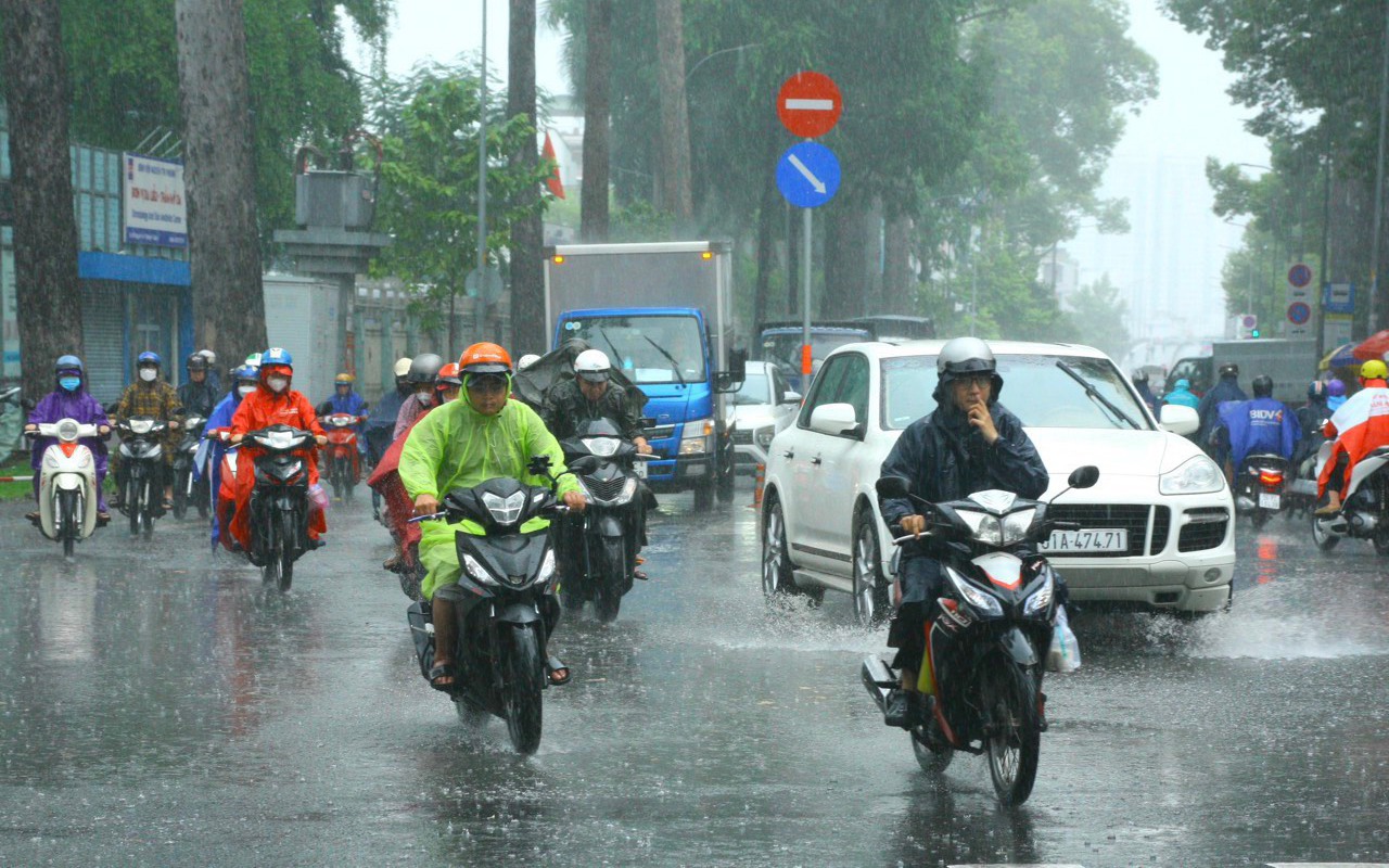 Hôm nay 15-7, TP HCM và Nam Bộ tiếp tục có mưa dông