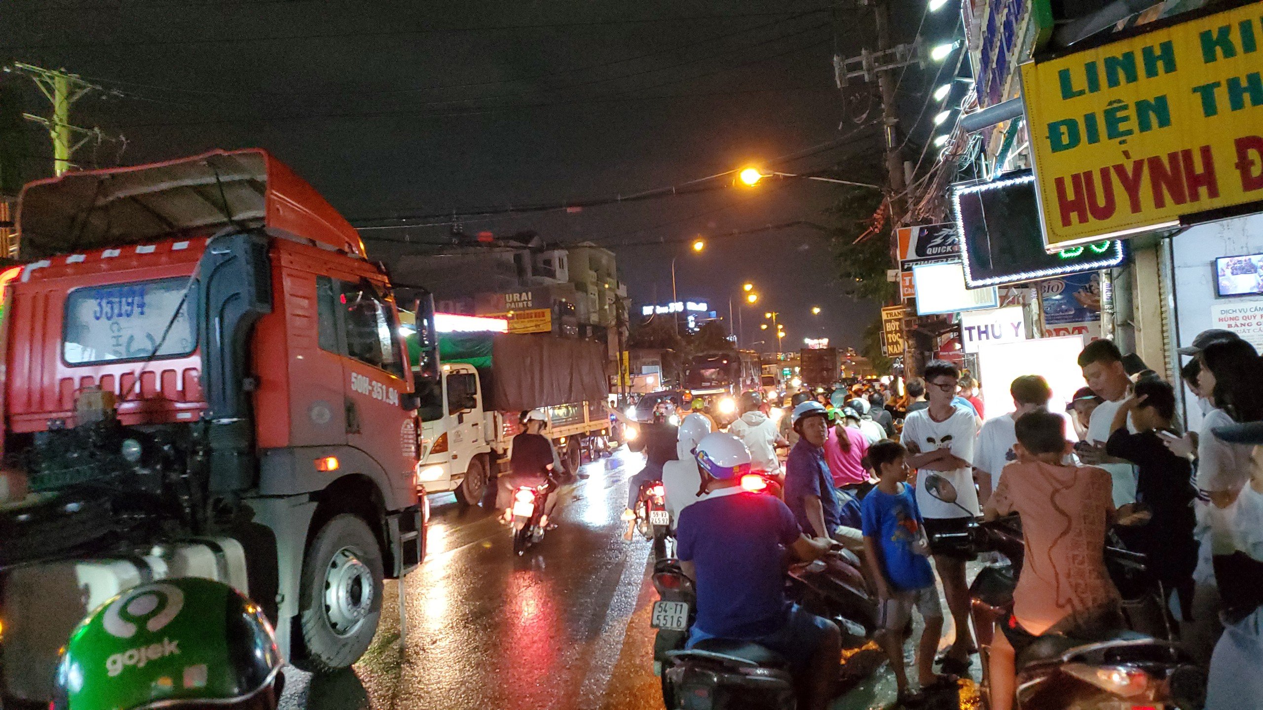&Aacute;n mạng ở quận 12, hai người tử vong tại qu&aacute;n tr&agrave; sữa nổi tiếng- Ảnh 1.