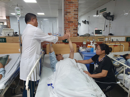 B&aacute;c sĩ Bệnh viện Bạch Mai phải l&agrave;m việc tăng ca xuy&ecirc;n đ&ecirc;m.   Ảnh: NGỌC DUNG