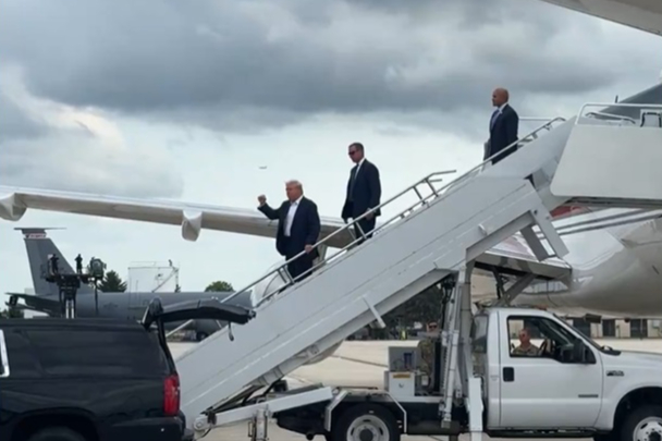 H&igrave;nh ảnh từ một clip lan truyền tr&ecirc;n X cho thấy &ocirc;ng Trump đang xuống s&acirc;n bay Milwaukee - Ảnh: X