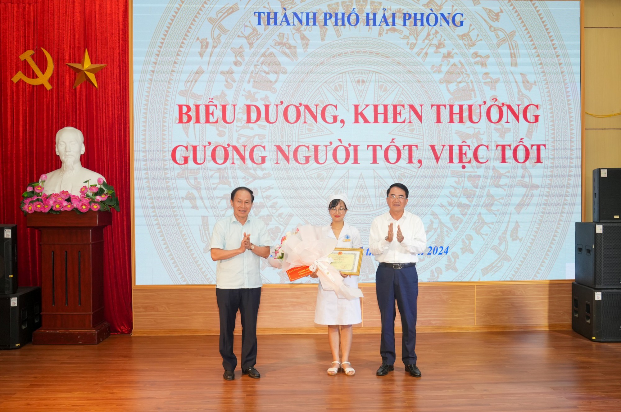 Bộ trưởng Đ&agrave;o Hồng Lan khen điều dưỡng cấp cứu b&eacute; bị sặc sữa tr&ecirc;n xe taxi- Ảnh 1.