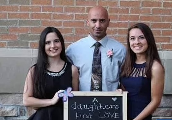 &Ocirc;ng Corey Comperatore v&agrave; 2 con g&aacute;i. Ảnh: Facebook