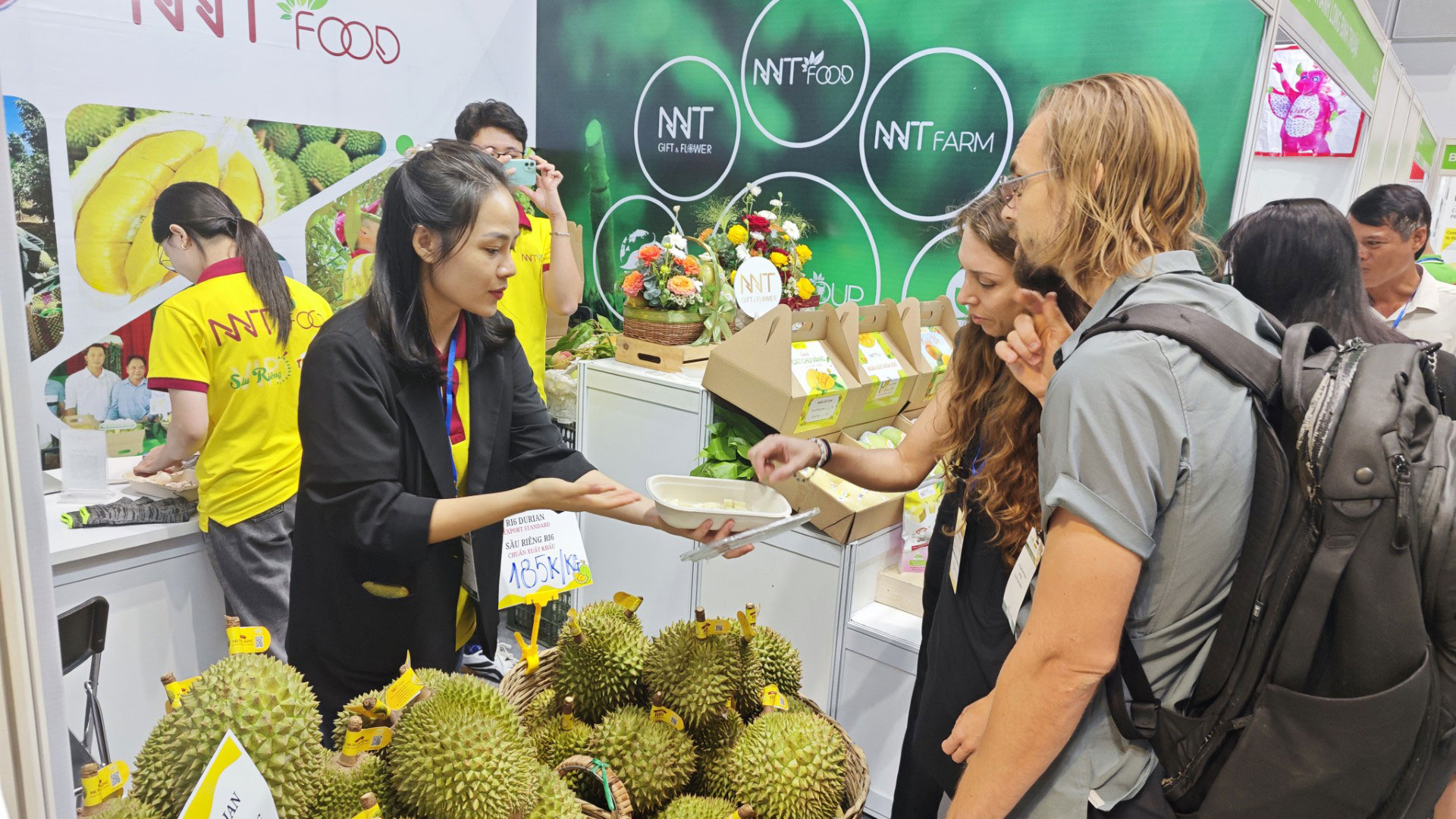 Sầu ri&ecirc;ng Musang King (b&ecirc;n tr&aacute;i) v&agrave; sầu ri&ecirc;ng Ri 6, Dona được trưng b&agrave;y tại một hội chợ quốc tế diễn ra tại TP HCM đầu năm 2024