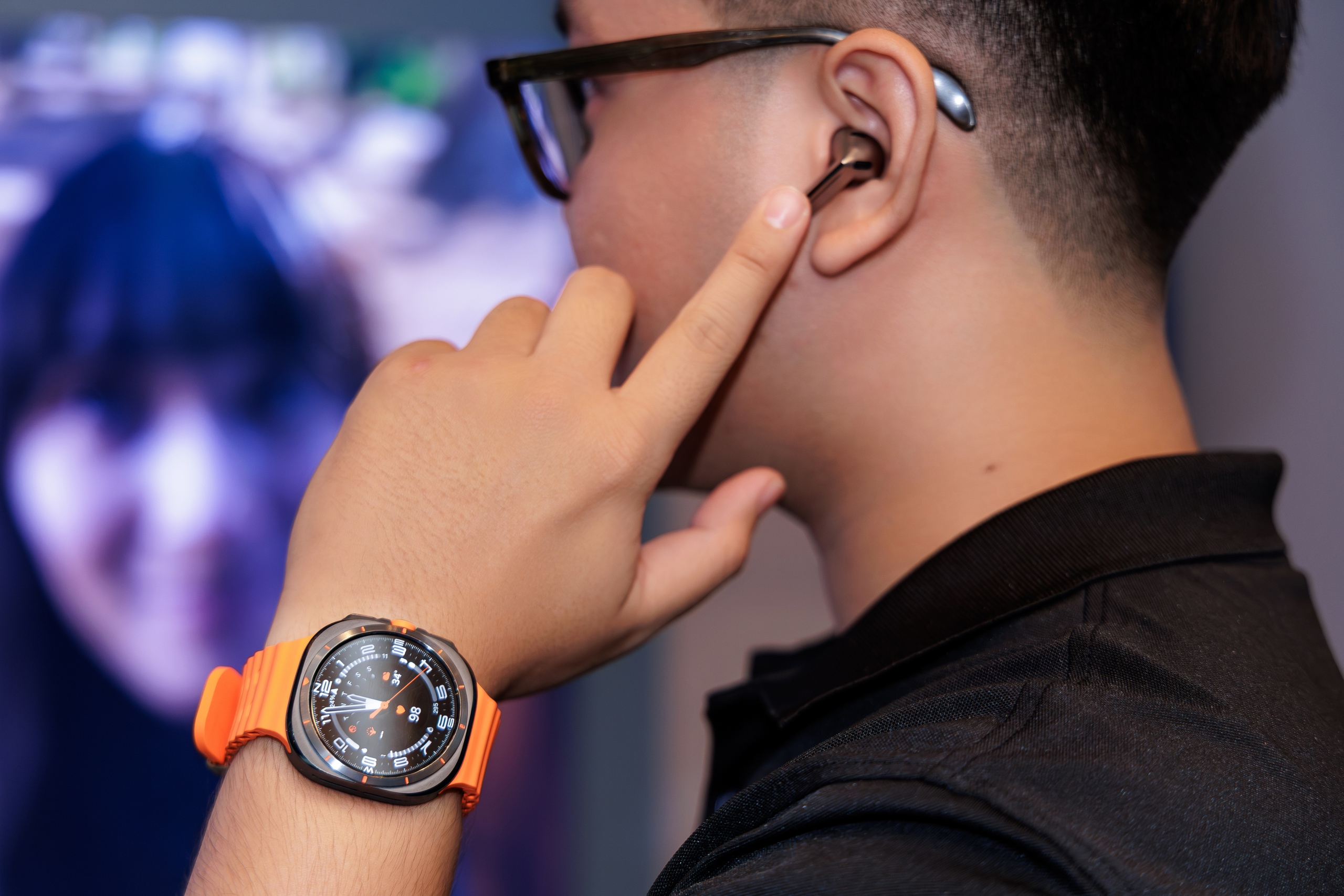 Tai nghe Galaxy Buds3 Pro được trang bị t&iacute;nh năng phi&ecirc;n dịch thời gian thựcẢnh: Samsung cung cấp
