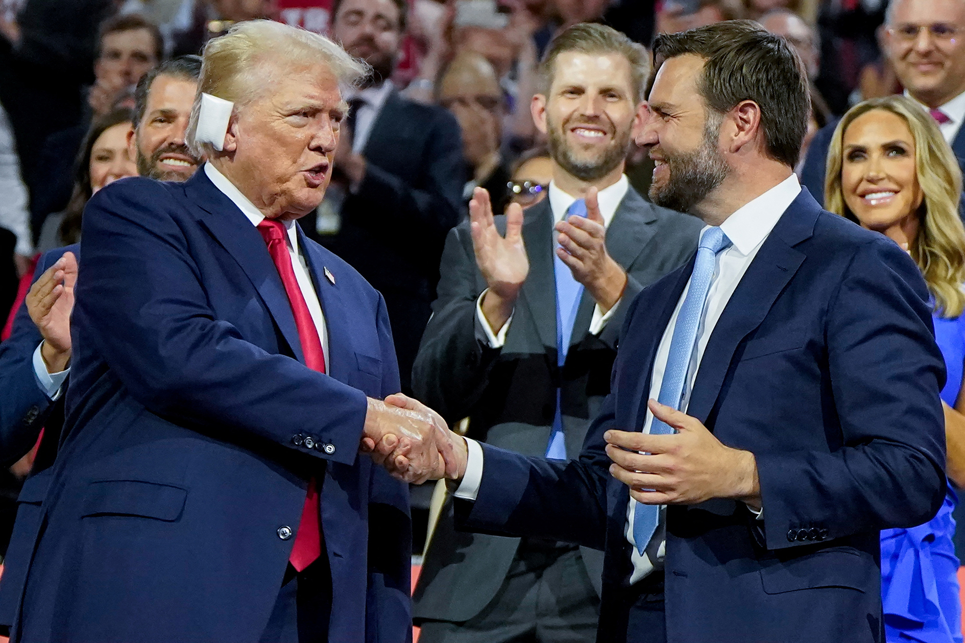 Cựu Tổng thống Mỹ Donald Trump v&agrave; người đồng h&agrave;nh mới - Thượng nghị sĩ J.D. Vance - tại Đại hội to&agrave;n quốc của Đảng Cộng h&ograve;a h&ocirc;m 15-7 Ảnh: REUTERS