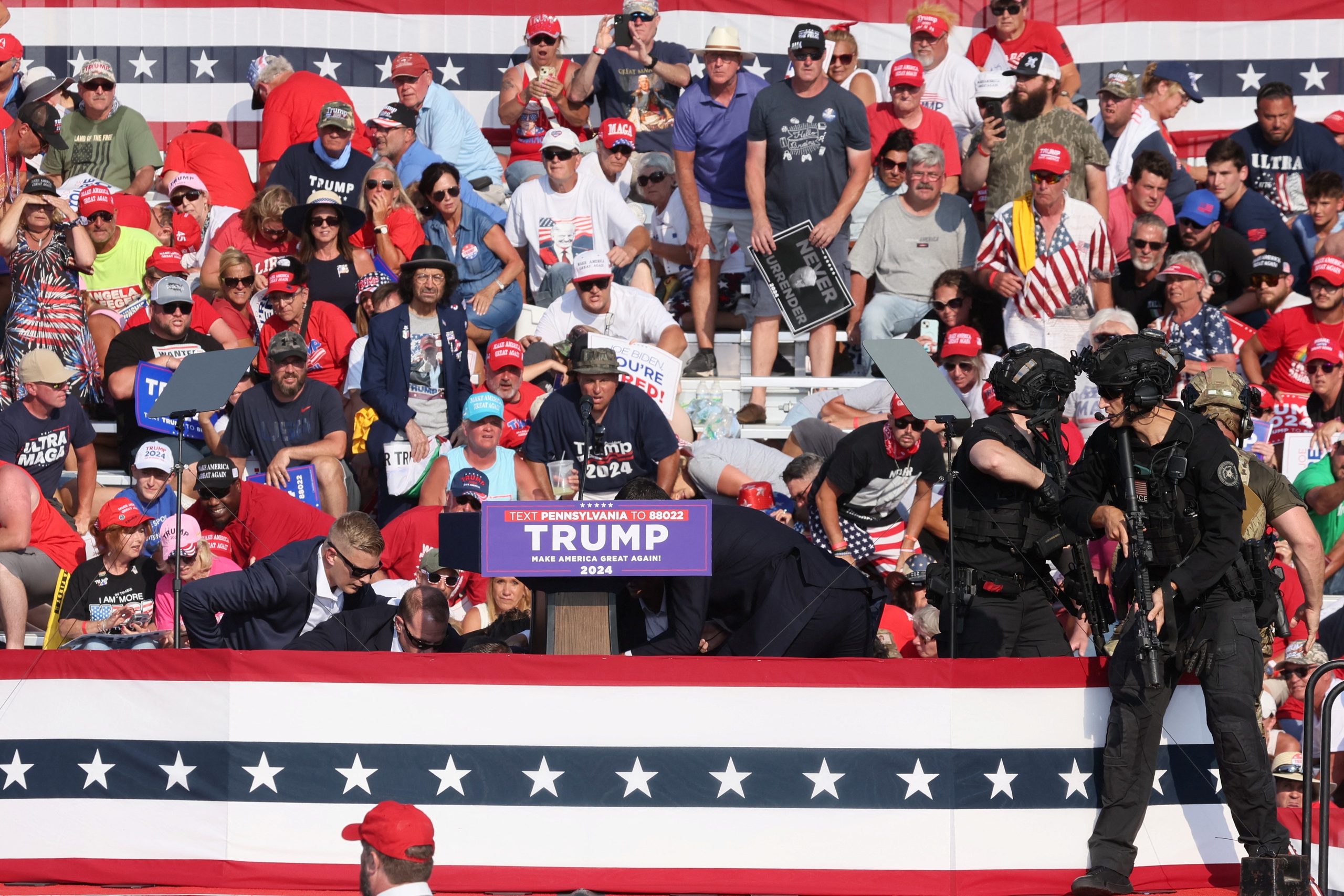 H&agrave;nh động "lạ" của &ocirc;ng Trump sau khi bị bắn, l&agrave;m rộ thuyết &acirc;m mưu- Ảnh 1.