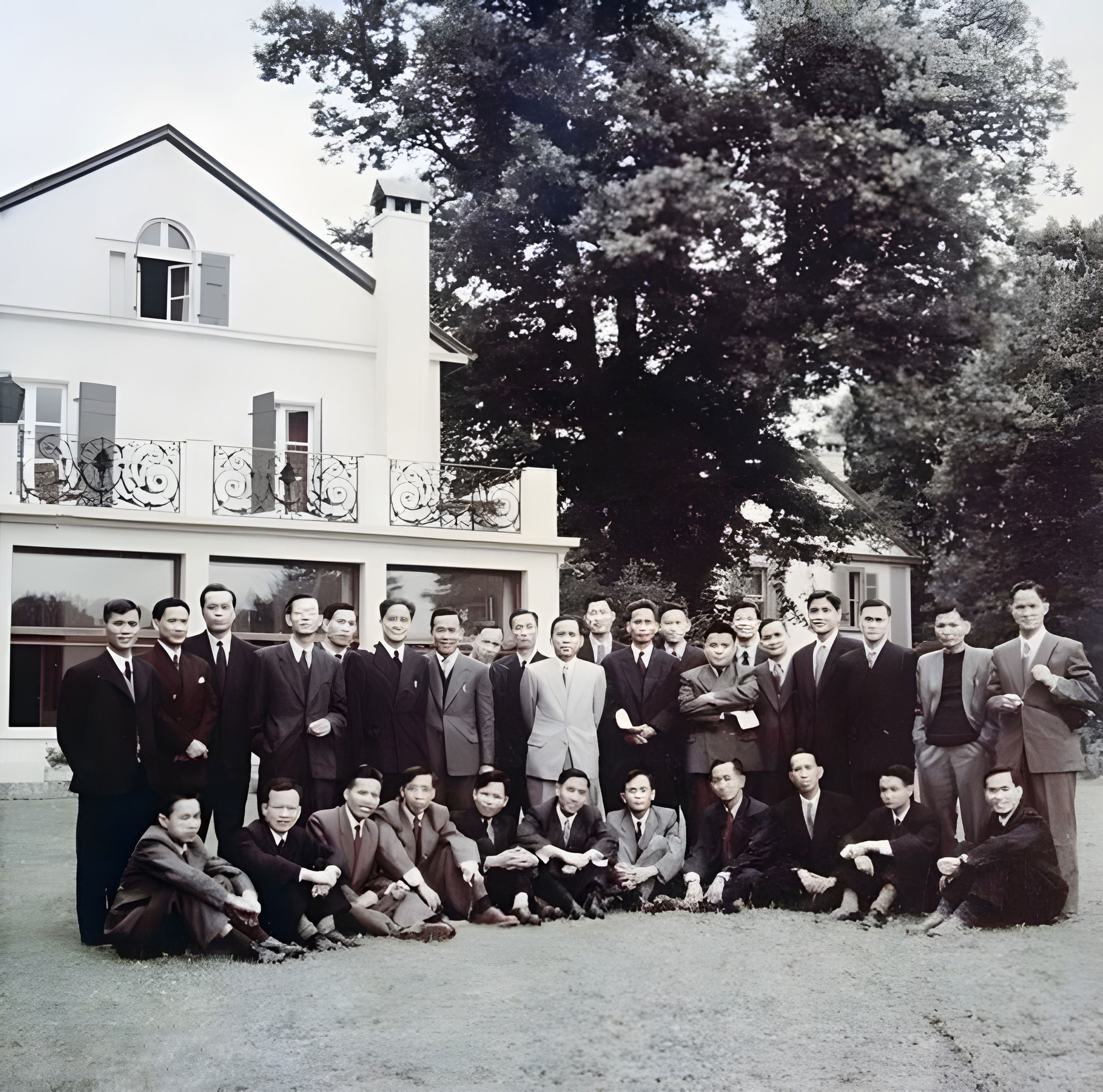 Ph&aacute;i đo&agrave;n Ch&iacute;nh phủ Việt Nam D&acirc;n chủ Cộng h&ograve;a tham dự Hội nghị Geneva về Đ&ocirc;ng Dương (1954) chụp ảnh chung tại trụ sở ph&aacute;i đo&agrave;n ở Villa Cadre Ảnh: Tư liệu TTXVN