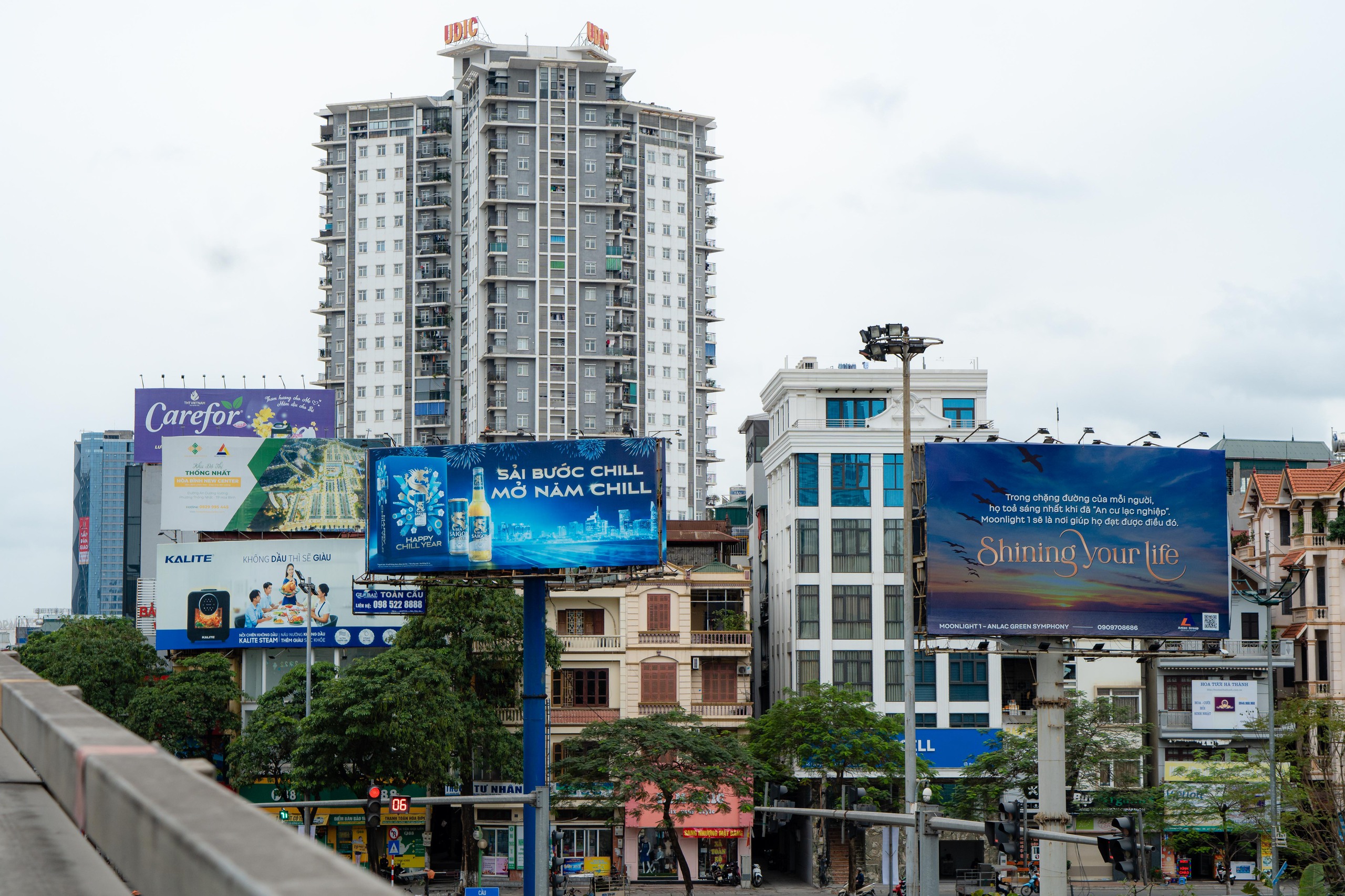 Quảng c&aacute;o ngo&agrave;i trời ở H&agrave; Nội: Đề xuất th&agrave;nh phố cho cấp ph&eacute;p tạm để quản l&yacute; nội dung- Ảnh 1.