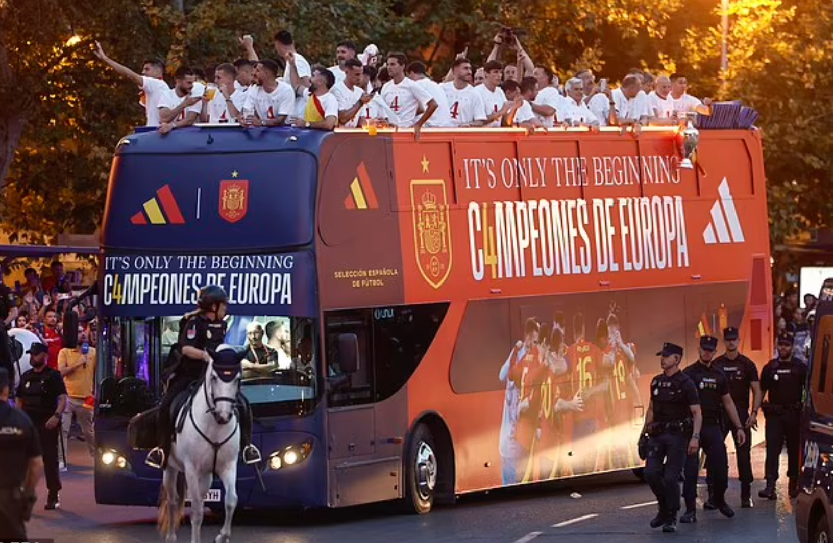 Ho&agrave;nh tr&aacute;ng lễ rước c&uacute;p v&ocirc; địch Euro 2024 của tuyển T&acirc;y Ban Nha tại Madrid- Ảnh 6.