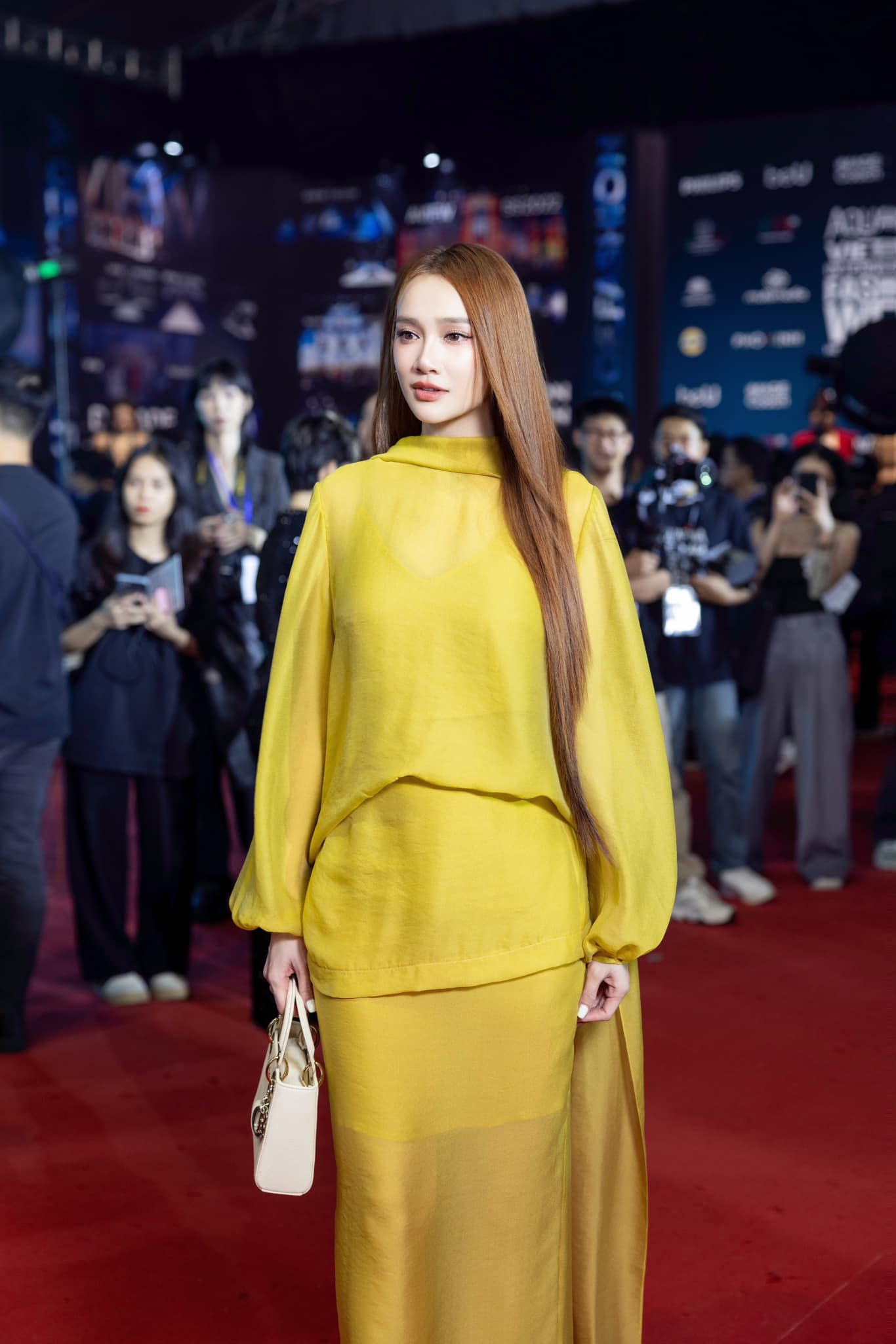 Showbiz Việt: Loạt "mẹ bỉm" gây sốt vì lấy dáng nhanh chóng!- Ảnh 10.