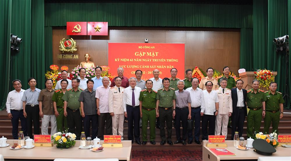 Chủ tịch nước T&ocirc; L&acirc;m dự buổi gặp mặt kỷ niệm 62 năm Ng&agrave;y truyền thống lực lượng Cảnh s&aacute;t nh&acirc;n d&acirc;n- Ảnh 2.