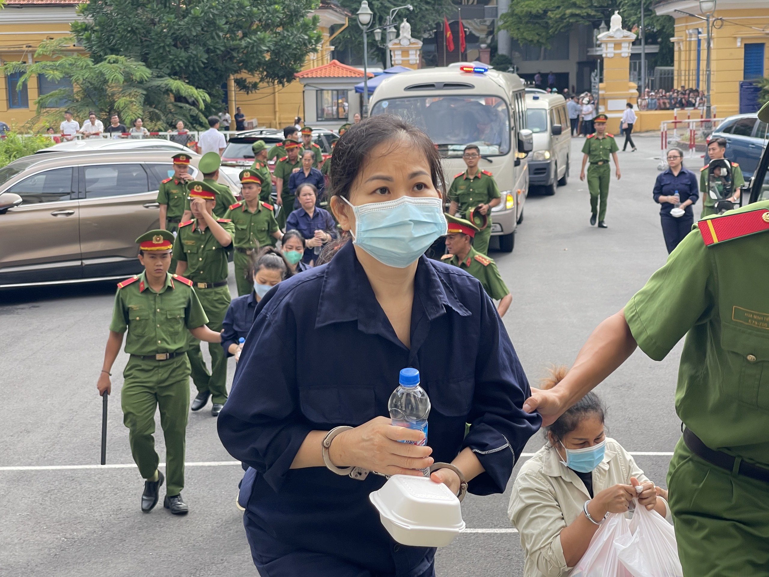 Bu&ocirc;n lậu 6,1 tấn v&agrave;ng v&agrave;o Việt Nam, c&aacute;c &ldquo;b&agrave; tr&ugrave;m&rdquo; hưởng lợi bao nhi&ecirc;u?- Ảnh 1.