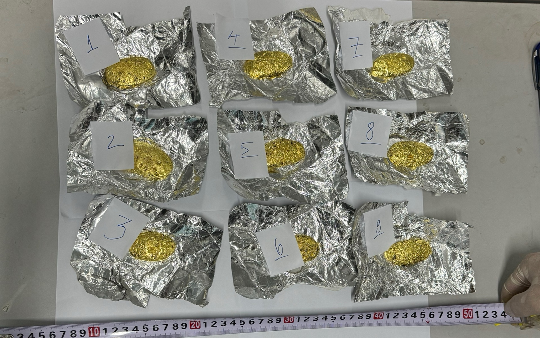 Người đàn ông buộc 1,1 kg vàng vào người rồi nhập cảnh vào Việt Nam