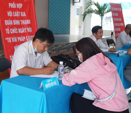 Luật sư tư vấn ph&aacute;p luật cho người lao động tại quận B&igrave;nh Thạnh, TP HCM   Ảnh: THANH NGA