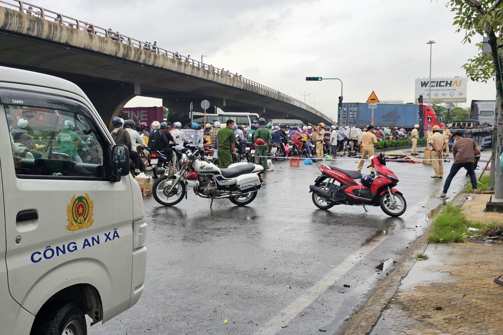 Tai nạn nghi&ecirc;m trọng giữa trời mưa ở huyện B&igrave;nh Ch&aacute;nh- Ảnh 1.